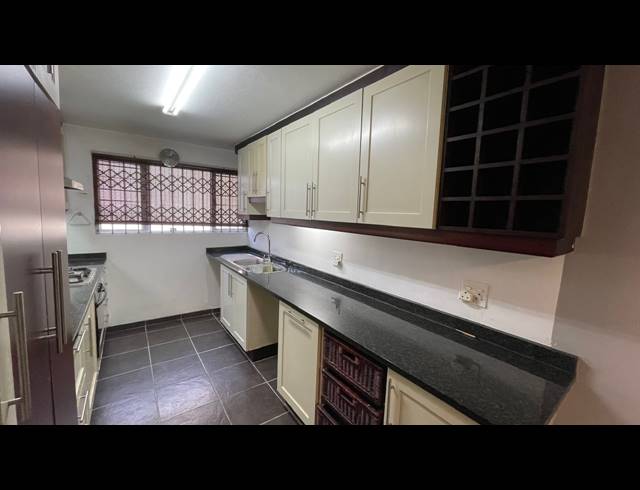 3 BEDROOM TOWNHOUSE FOR SALE IN ESSENWOOD